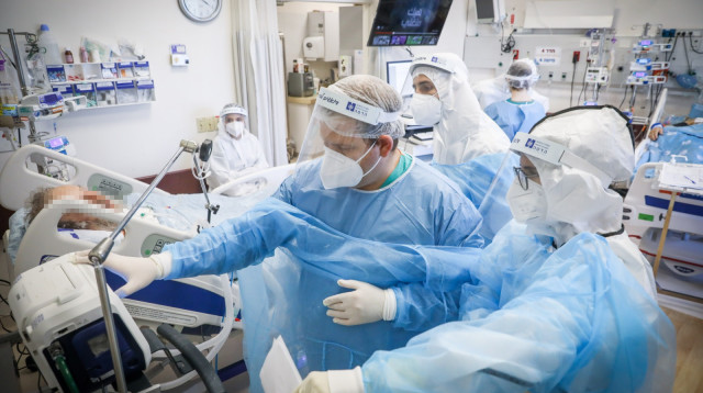 מטופל במחלקת קורונה רופא אחות (צילום: מארק ישראל סלם)