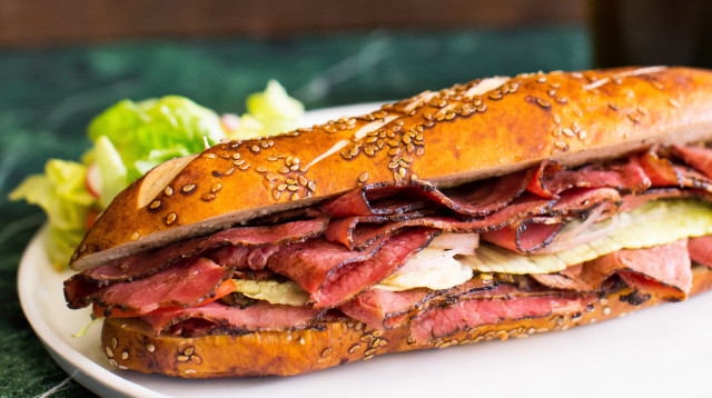 כריך ניו יורקר של לנדוור (צילום: איתיאל ציון)