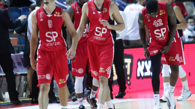 שחקני הפועל תל אביב (צילום: דני מרון)