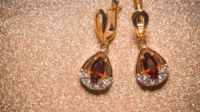 עגילים (צילום: FREEPIK)