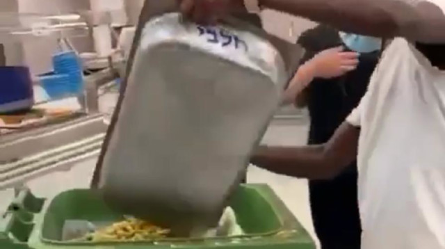 זריקת האוכל בעיר הבה"דים (צילום: צילום מסך)