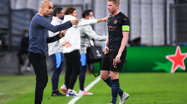 פפ גווארדיולה עם קווין דה בריינה (צילום: Baptiste Fernandez/Icon Sport via Getty Images)