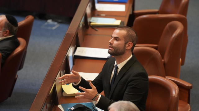 ח"כ יוראי להב הרצנו בדיון על חוק ההורים במליאה (צילום: שמוליק גרוסמן, דוברות הכנסת)