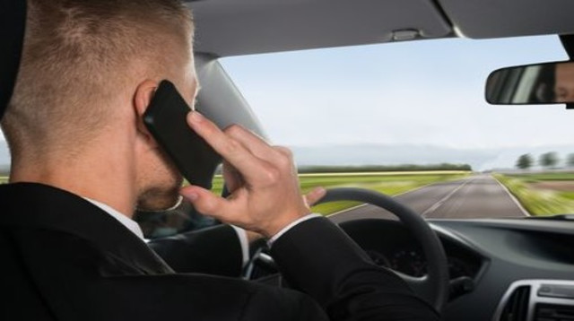 שימוש בטלפון נייד בנהיגה (צילום: Shutterstock)