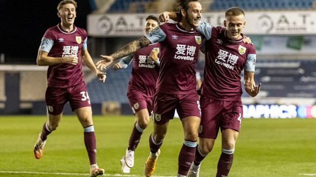 שחקני ברנלי חוגגים (צילום: Andrew Kearns - CameraSport via Getty Images)