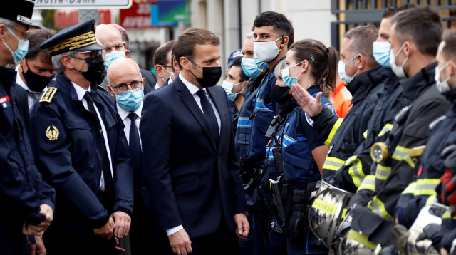 נשיא צרפת עמנואל מקרון בזירת הפיגוע בניס (צילום: REUTERS/Eric Gaillard)