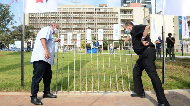 ראש עיריית תל אביב , רון חולדאי, ויו"ר ההסתדרות, ארנון בר-דוד, מפילים את הגדר (צילום: עיריית תל אביב-יפו)