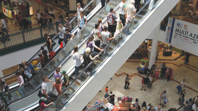 אנשים בקניון (צילום: נתי שוחט, פלאש 90)