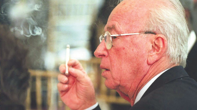 יצחק רבין מעשן סיגריה (צילום: AFP/Getty images)