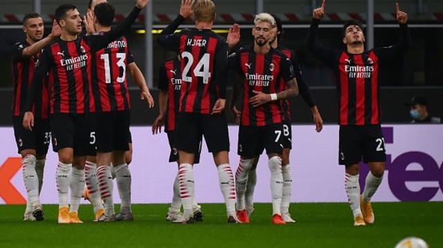 ברהים דיאס חוגג עם שחקני מילאן (צילום: MARCO BERTORELLO/AFP via Getty Images)