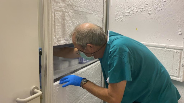 החיסונים מוכנסים להקפאה (צילום: דוברות הדסה)