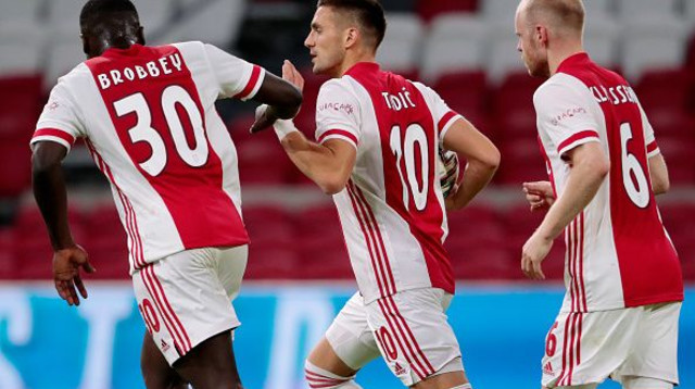 שחקני אייאקס חוגגים (צילום: Soccrates/Getty Images)