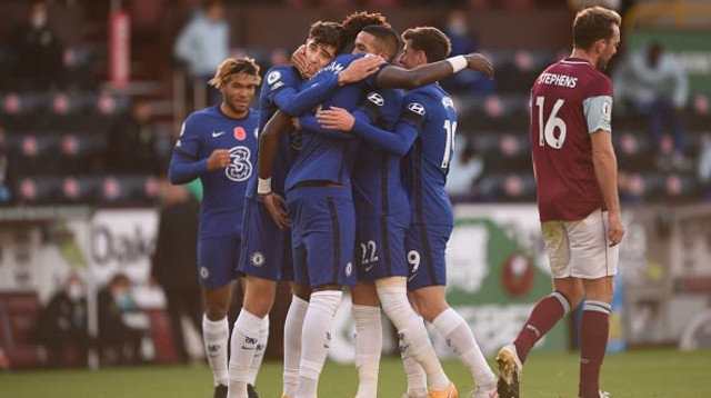 שחקני צ’לסי (צילום: Chelsea's Moroccan midfielder Hakim Ziyech (3R) em)