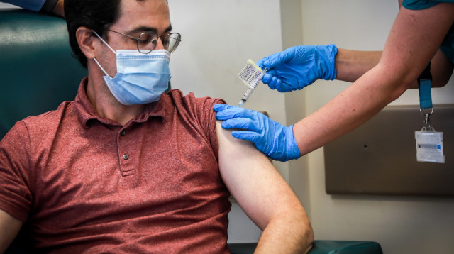 חיסון נגד קורונה מבחנה  (צילום: אורן בן חקון)