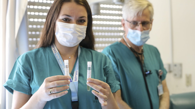 החיסון הישראלי נגד קורונה במבחנה (צילום: מארק ישראל סלם)