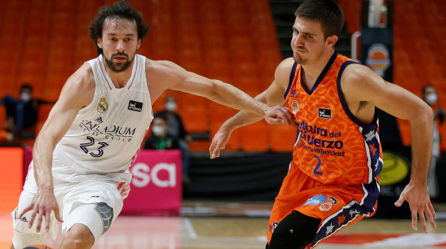 סרחיו יול, ואניה מרינקוביץ’ (צילום: הפייסבוק הרשמי של ריאל מדריד)