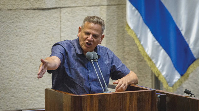 ניצן הורוביץ על דוכן הנואמים בכנסת (צילום: פול אורן בן חקון)