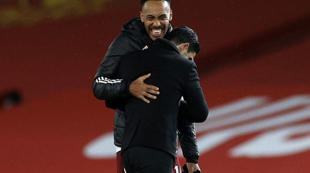 מיקל ארטטה חוגג עם פייר-אמריק אובמיאנג (צילום: Phil Noble/PA Images via Getty Images)