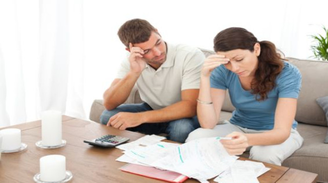 בני זוג בקשיים כלכליים (צילום: Shutterstock)