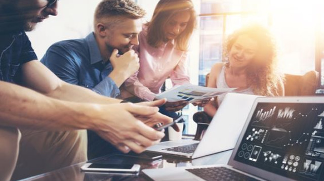 עובדים בחברת סטארטאפ (צילום: Shutterstock)