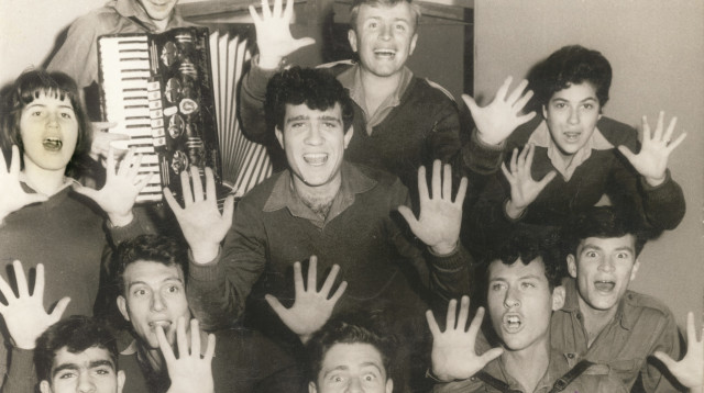 אריק איינשטיין ז"ל בלהקת הנח"ל (צילום: עיתון במחנה)