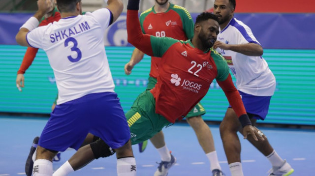 אלקסיס בורגס בין דניאל שקלים לדניאל מוסינדי (צילום: איגוד הכדוריד בפורטוגל)