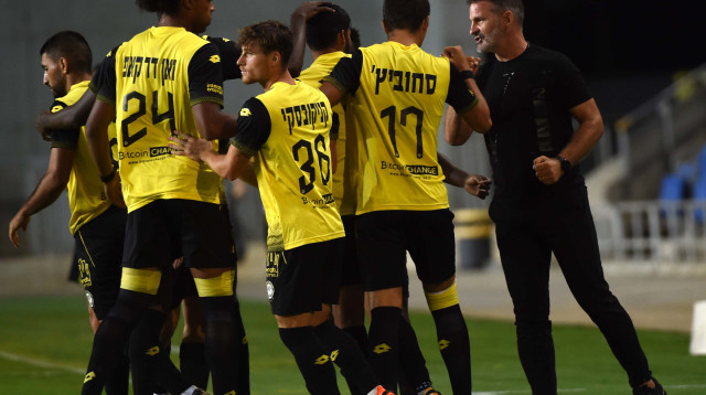 שחקני מכבי נתניה (צילום: דני מרון)