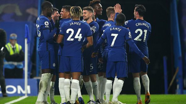 שחקני צ’לסי חוגגים עם טיאגו סילבה (צילום: Chris Lee - Chelsea FC/Chelsea FC via Getty Images)