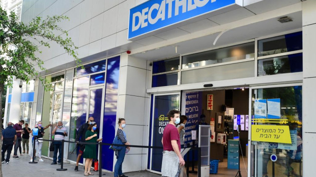 תור לחנות "דקטלון" שנפתחה לקהל (צילום: אבשלום ששוני)