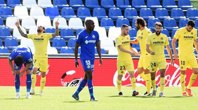 פאקו אלקאסר חוגג עם שחקני ויאריאל (צילום: Denis Doyle/Getty Images)