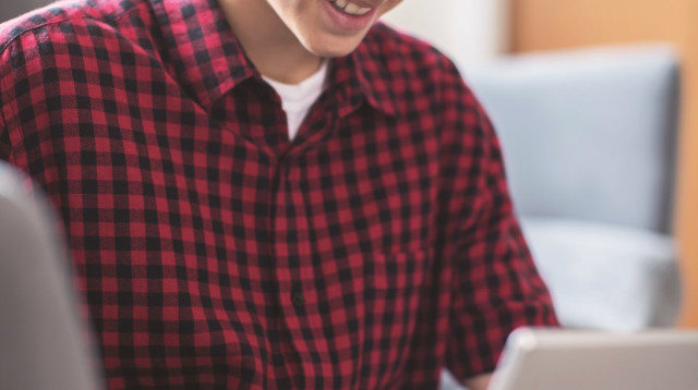 בני הנוער מתמכרים למסכים (צילום: אינג אימג')