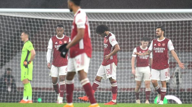 שחקני ארסנל מושפלים (צילום: Andy Rain - Pool/Getty Images)