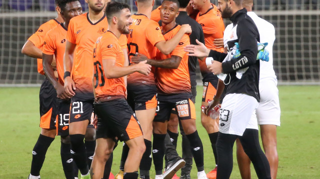 סתיו פיניש חוגג עם שחקני בני יהודה (צילום: אודי ציטיאט)