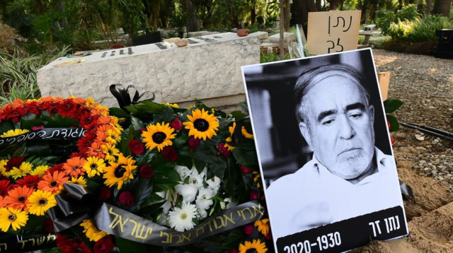 קברו של נתן זך בבית העלמין בקיבוץ עינת (צילום: אבשלום ששוני)