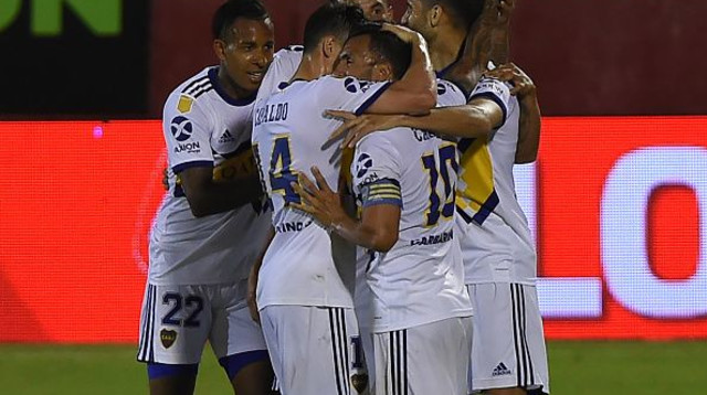 שחקני בוקה חוגגים עם טבס ולופס (צילום: Luciano Bisbal / Stringer)