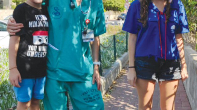 המדריכה אשכנזי (מימין) עם ד"ר בצלאל ובנה רון (צילום: הנוער העובד והלומד)