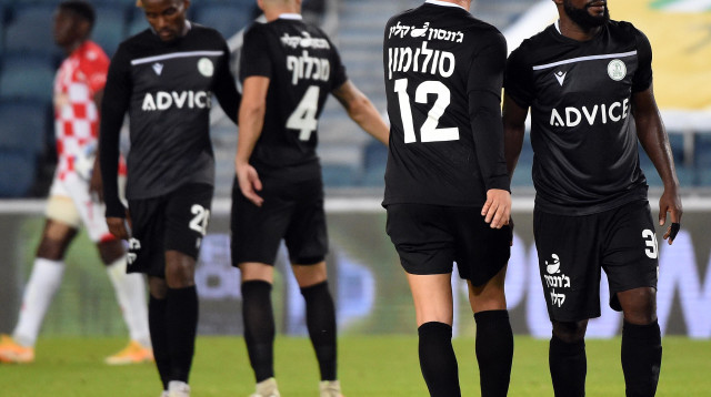 שחקני הפועל כפר סבא (צילום: ברני ארדוב)