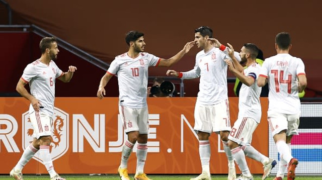 שחקני נבחרת ספרד חוגגים (צילום: ANP Sport via Getty Images)