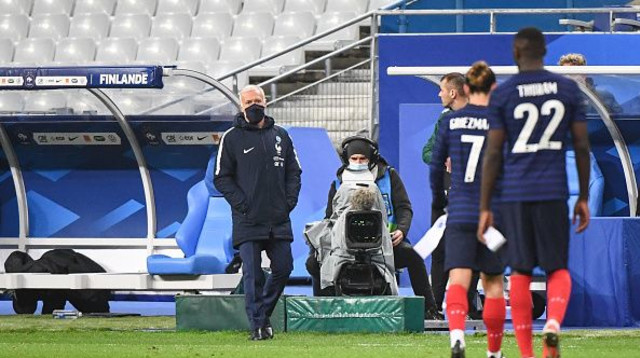 דידייה דשאן ושחקני נבחרת צרפת מאוכזבים (צילום: Anthony Dibon/Icon Sport via Getty Images)