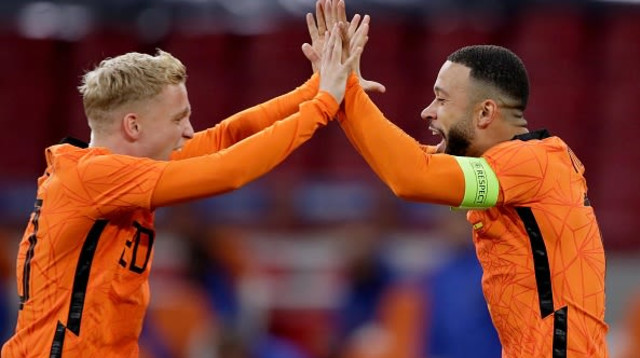 דוני ואן דה בייק חוגג עם ממפיס דפאי (צילום: Laurens Lindhout/Soccrates/Getty Images)