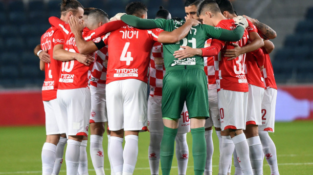 שחקני הפועל באר שבע (צילום: ברני ארדוב)