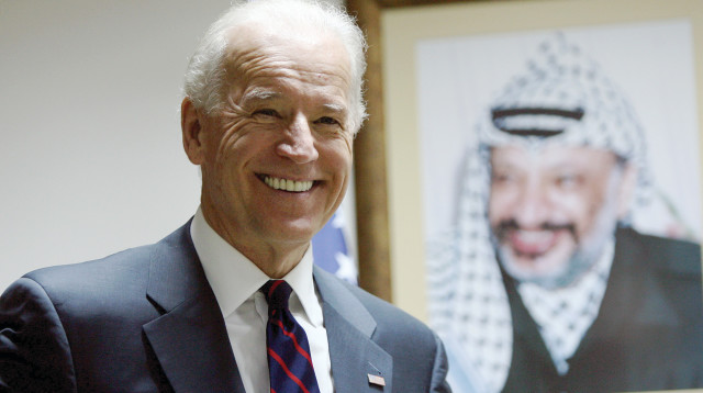 ביידן על רקע תמונתו של ערפאת (צילום: gettyimages)