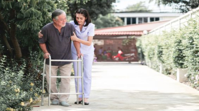 מטפלת סיעודית (אילוסטרציה) (צילום: Shutterstock)