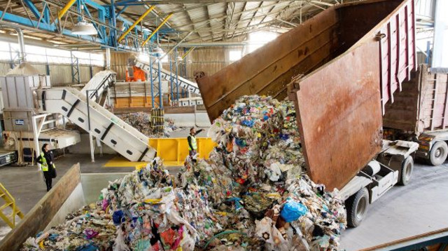 פריקת הפסולת במפעל UBQ  (צילום: UBQ Materials)