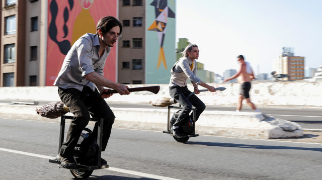 רוסו וסנטוס נוסעים על המטאטא (צילום: רויטרס)