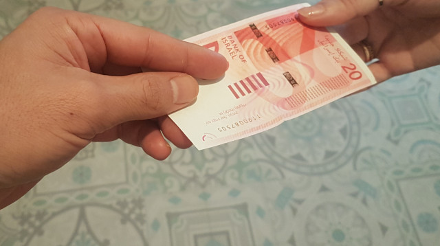 העברת שטר כסף (צילום: פרטי)