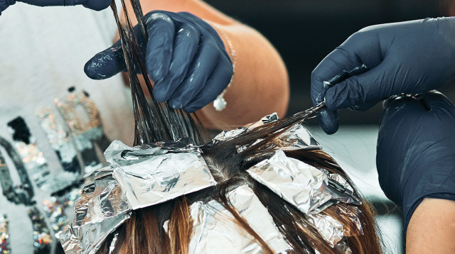 בחורה במספרה (צילום: אינגאימג)