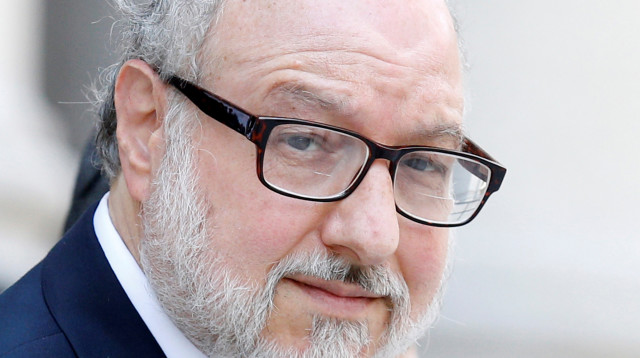 בדרכו לשימוע בשנת 2017 (צילום: Reuters/BRENDAN MCDERMID)