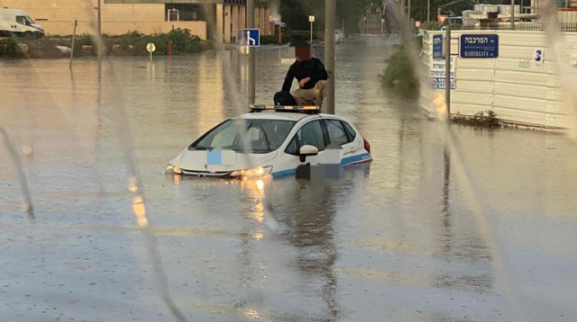 הצפות בגוש דן (צילום: כבאות והצלה מחוז דן)