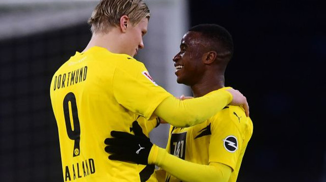 ארלינג הולאנד עם יוסופה מוקוקו (צילום: Clemens Bilan - Pool/Getty Images)